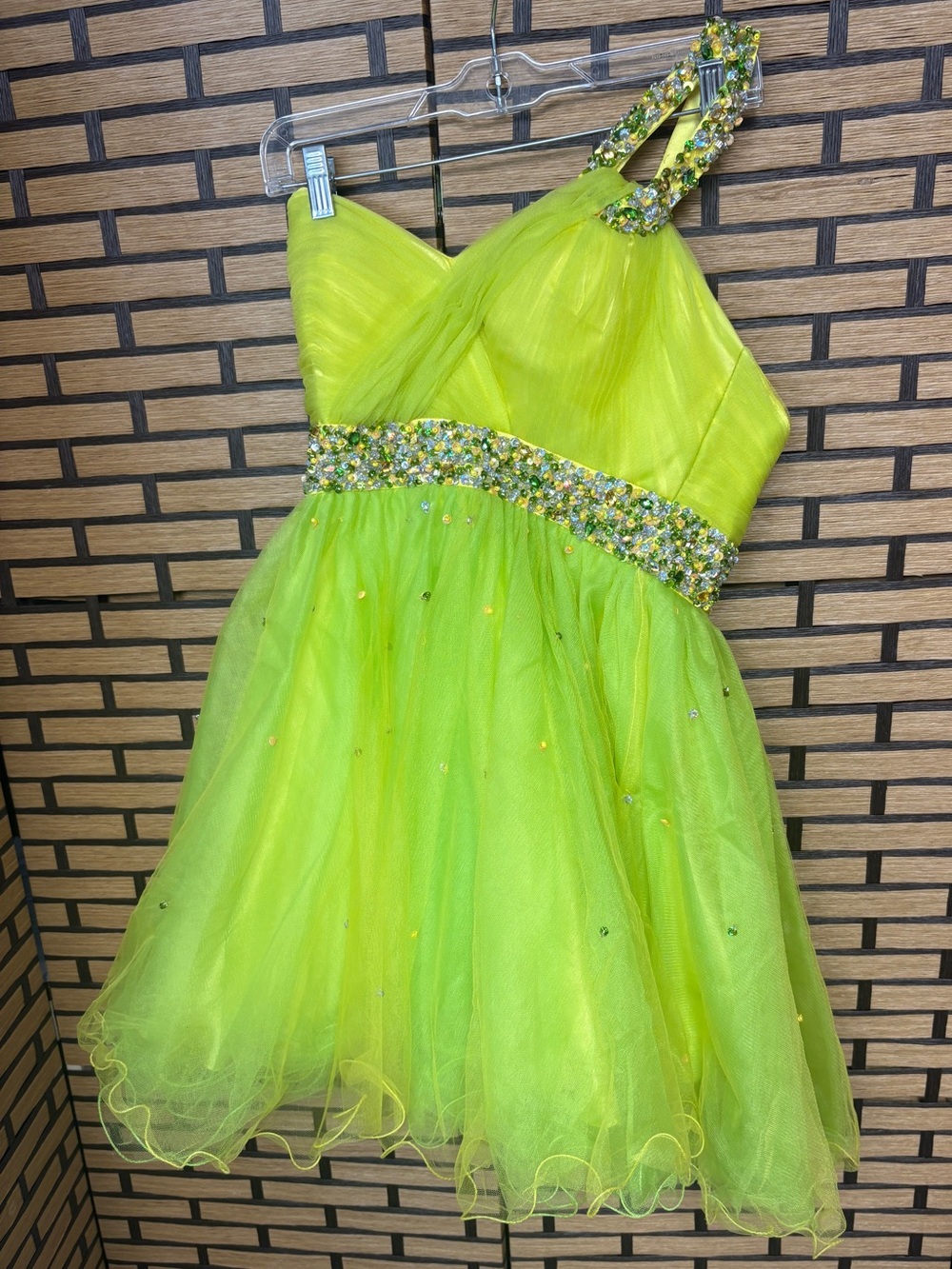 Dave & Johnny lime green short formal dress size 5/6